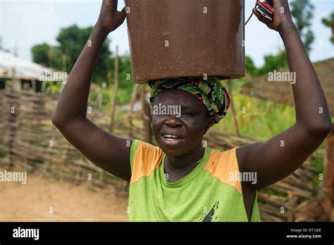 African Women Carrying Water Hi Res Stock Photography And Images Alamy