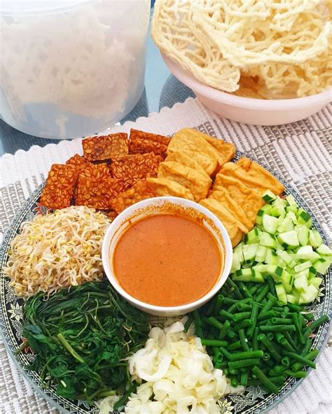 Di bandung, siomay disajikan dengan bumbu kacang yang pedas manis. 10 Makanan Khas Indonesia yang Dilengkapi Siraman Bumbu Kacang