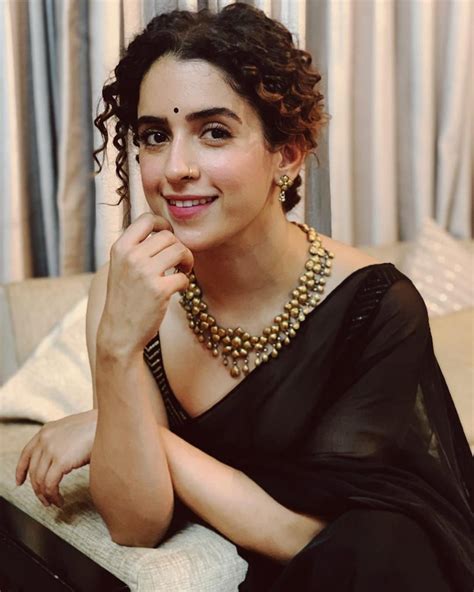 Pin By Patakha Sanya Malhotra On Pataakha Curly Hair Styles Saree