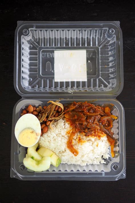 Chef fauzey nasi lemak kukus goreng ayam berempah. CMCO food takeaway: A taste of nostalgia at PJ SS2's The ...