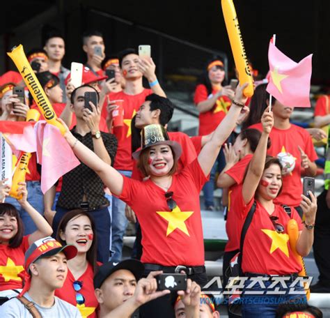 같은 디시 내에서도 존나 욕쳐먹은 갤러리. 포토 베트남 미녀축구팬, 박항서 감독님 믿어요! - 조선닷컴 ...