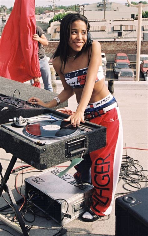 Aaliyah Par Alex Berliner 1997 Aaliyah Style Tommy Hilfiger Fashion 90s Fashion Trending