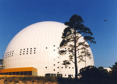 Globen ligger i johanneshov i stockholm och invigdes 1989 och byggdes med vm i ishockey i åtanke och det blev också det första stora evenemanget. Stockholm Globe Arena