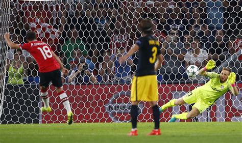 Andres Guardados Missed Penalty The Difference As Psv Fall To Atletico