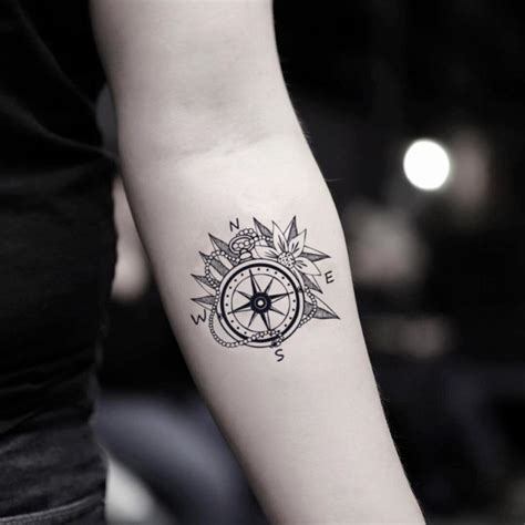 Viele angehende bräute schauen sich direkt nach der verlobung nach ihrem brautkleid um, denn schließlich träumen sie schon seit dem. 1001 + Ideen für ein Kompass Tattoo + Infos über ihre ...