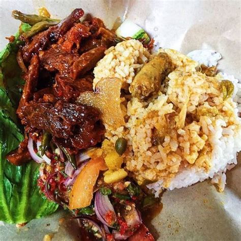Rebus daging dengan sedikit pewarna merah hingga empuk. Resipi Nasi Daging Merah - Resepi Bergambar