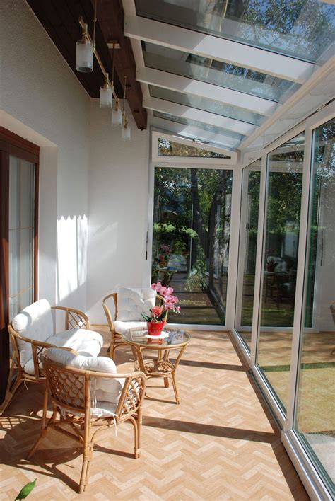 Mit einem wintergarten am haus schafft man viel zusätzlichen wohnraum. Wintergarten mit Schiebetüren in weiß | Gemütliche ...