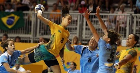 A standard match consists of two periods of 30 minutes, and the team that scores more goals wins. Handebol: história, fundamentos e regras - Toda Matéria