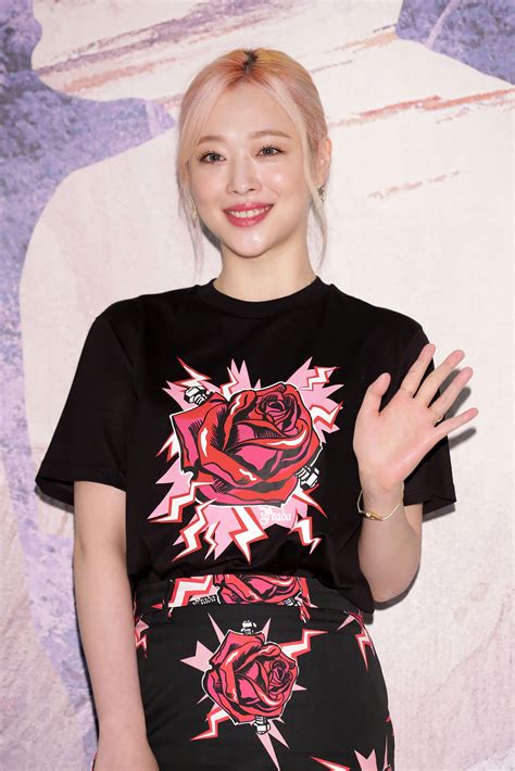 Sulli From K Pop Girl Group F X Has Been Found Dead Girlfriend
