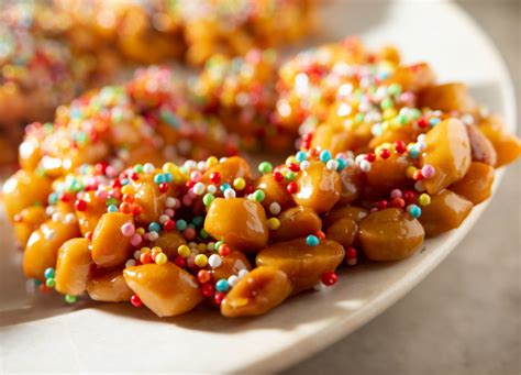 I struffoli non sono preparati solo nel periodo natalizio ma anche durante il carnevale. La ricetta degli struffoli da fare a Carnevale