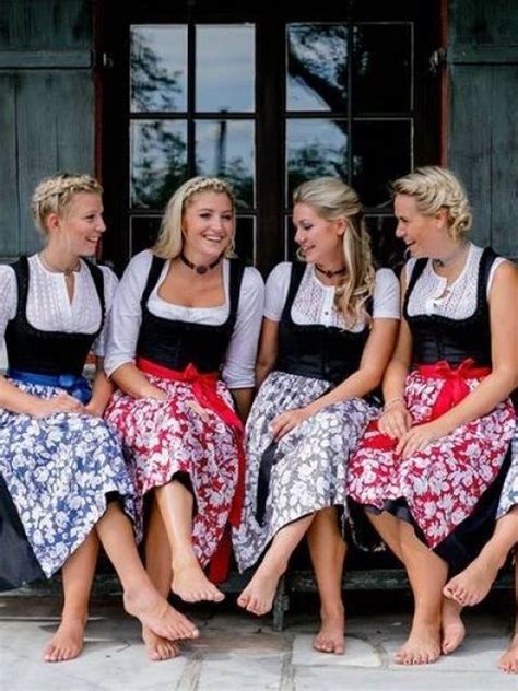 Pin Von Michael Ferguson Auf Women In Bear Feet Dirndl Mädchen Frauen Im Dirndl Dirndl