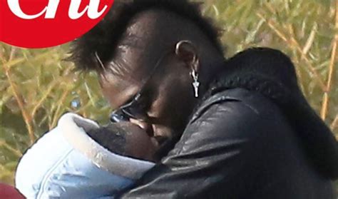 Todas las noticias sobre mario balotelli publicadas en el país. Mario Balotelli con il figlio Lion e tutta la famiglia ...