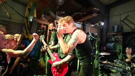 Ob mit stöcken oder steinen, irgendwann platzt jeder kopf. Die Toten Hosen live Hier kommt Alex Magical Mystery Tour ...