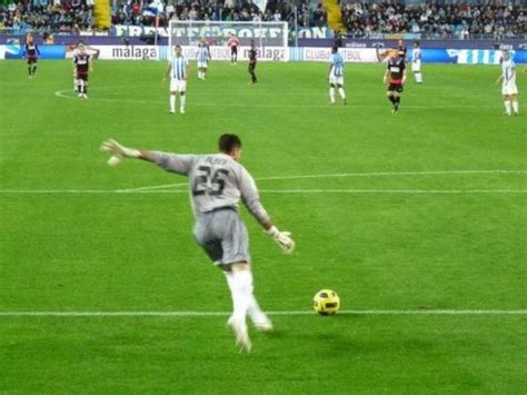 It's going to be a fun and entertaining game. Fútbol: Saque de puerta o de falta en el área propia: ya ...