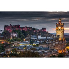 Damit ist es mehr als doppelt so hoch wie das wiener riesenrad im prater, das eine höhe von 65 metern hat, und das viertgrößte gebäude londons. Fototapete mit Skyline von Edinburgh Castle