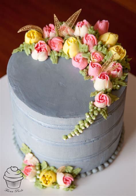This great tool was used for clay and it found a great place in the cake world. A hint of gold | cakes | Russian cake tips, Russian cake decorating, Cake