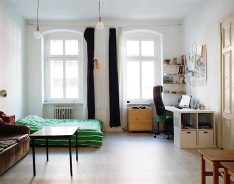 Decken den eine hohe home plants luftige maximieren schaffen und wände weiße wohnraum. Schönes Altbau-WG-Zimmer mit weißen Wänden, hohen Decken ...