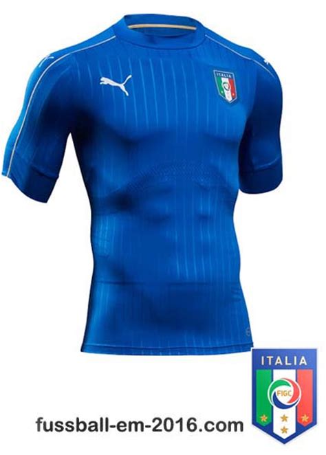 An der linken seite befindet sich die flagge von italien und auf der rückseite des trikots sind die italienischen farben zu sehen. Italien bei der Fußball EM 2016