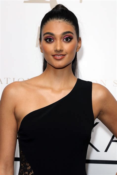 Jeune marque de textile responsable, neelam désire promouvoir les richesses artisanales cachées aux quatre coins de la planète. Neelam Gill - International Fashion Show in London 05/25 ...