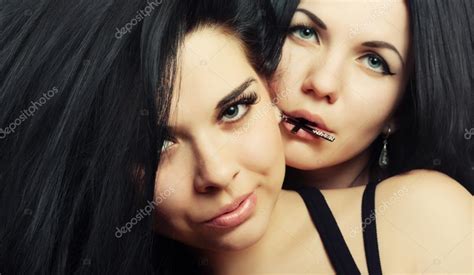 hermosa morena lesbianas fotografía de stock © badger7 103182482 depositphotos