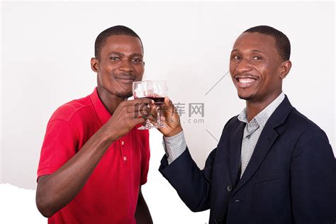 两个快乐的男人举杯敬酒高清摄影大图 千库网