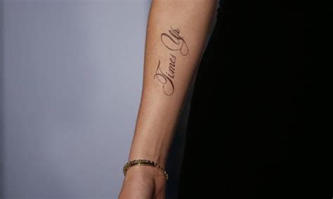 Emma Watson Contrata Revisor De Tatuagem Após Erro No Oscar Jornal