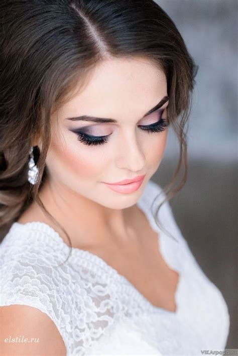 Braut Make Up In Rosa Und Schwarz Braune Haare Weißes Kleid Mit