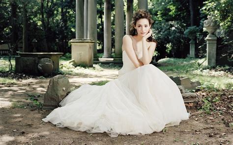 Emmy rossum✡ is a minor, mediocre talent in the entertainment world. Emmy Rossum - Phone wallpapers
