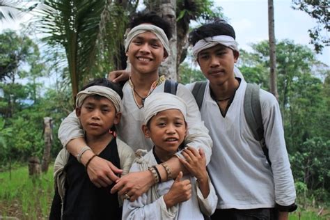 Mengenal Pakaian Adat Suku Baduy Yang Dikenakan Jokowi Saat Sidang