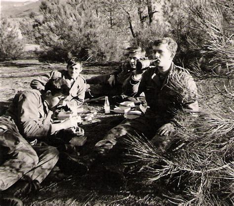 Dans l'une, broudier se fait passer pour un ministre et met une caserne en état d'alerte. Photo de classe Classe 70/10:PicNic dans les dunes de ...