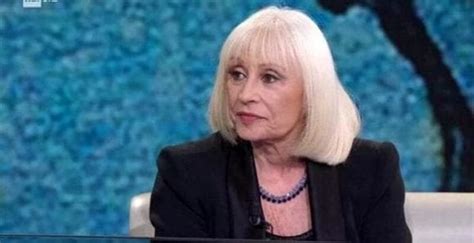 Il quotidiano inglese ne ripercorreva tutta la. Raffaella Carrà: età, altezza, compagno, amori e programmi ...