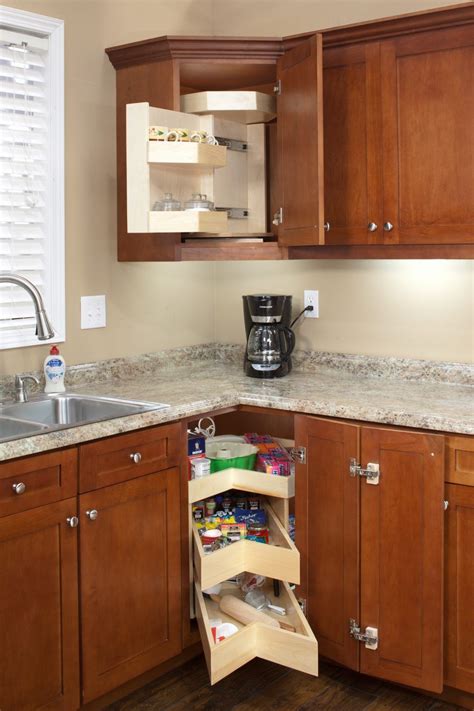 Swing out cabinet base är som en smartare lat susan. Kitchen Kitchen Corner Ideas Corner Cupboard Storage ...