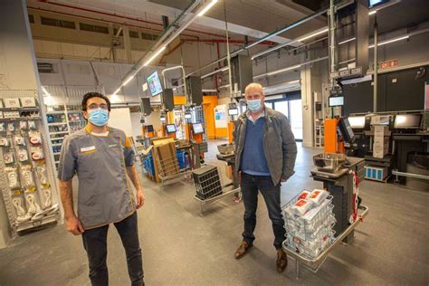 Opbrengsteigendom met 2 appartementen en handelsgelijkvloers. Dertigtal personeelsleden volop aan de slag om nieuwe ...