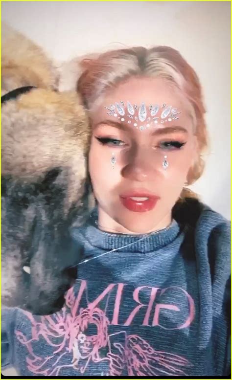 I've watched 'apocalypse now' and stuff with my baby, she said. Grimes Shows Off Her Baby Bump, Reveals She's 7 Months ...