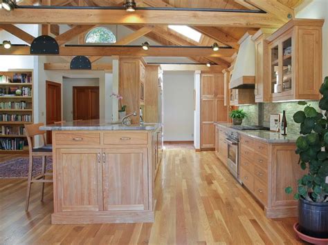 Golden oak cabinets, most often associated with kitchens from the 1980s, are considered by many to be unfashionable and in need of updating. How To Design A Kitchen With Oak Cabinetry