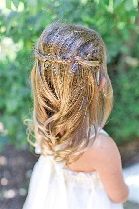 There are numerous hair styles for little girls perfect for weddings, from braids and buns to curls and looks enhanced by hair accessories. 39 Cute Flower Girl Hairstyles (2020 Update | Esküvői ...