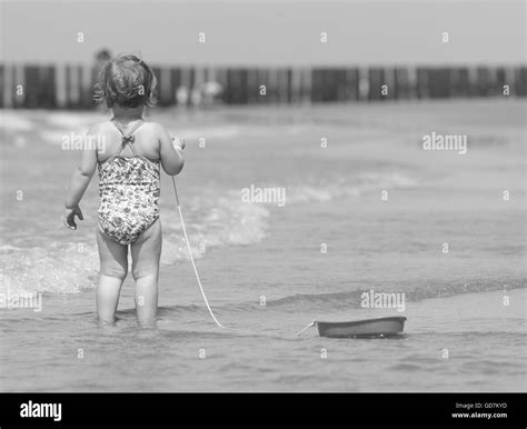 kleine mädchen badeanzug am strand schwarzweiß stockfotos und bilder alamy