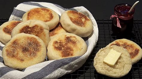 Évitez d'acheter du pain grâce à ces deux recettes simples et faciles de pain maison ! Pain maison cuit à la poêle - Recette de muffins anglais ...