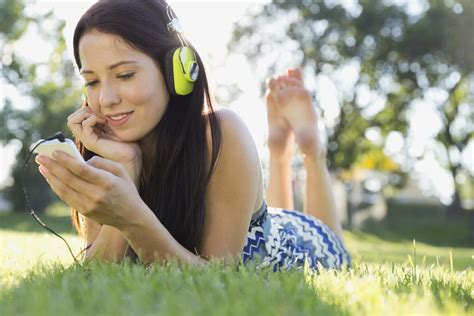 How To Talk To A Woman Who Is Wearing Headphones Dating Tips