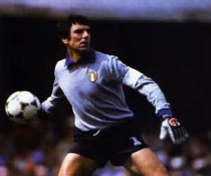 Dino zoff (born february 28 , 1942 ) is an italian former football goalkeeper and the oldest ever winner of the world cup as a captain of the italian national team in spain in the 1982 fifa world cup. Zoff, 70 años de pasión | Cubadebate
