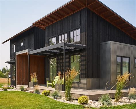 Board and batten siding is becoming one of the most modern siding choices for homeowners across the country. Modern Farmhouse in AquaFir™ Black