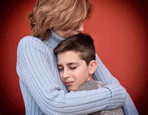 Hijo Triste Que Abraza Su Madre Fotos De Stock Fotos Libres De