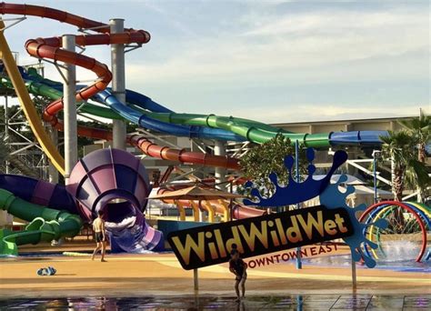 One of the largest water parks in nc, the waterpark features over 36 water rides and family attractions. wild-wild-wet-water-park-singapore - Suma - Explore Asia