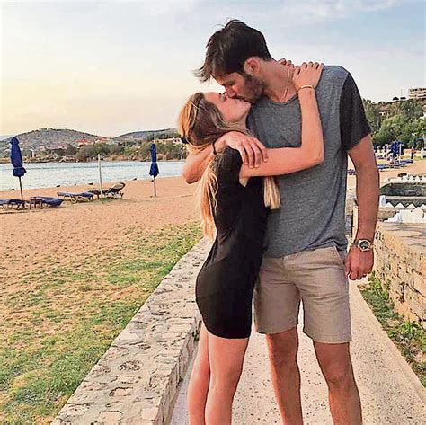 בראיון שהעניק בערב ראש השנה האחרון דיבר סער על חזרה לפוליטיקה במהלך השנה הקרובה. גדעון סער ואשתו - 103FM - גאולה אבן-סער - 20:08 12.12.20 ...
