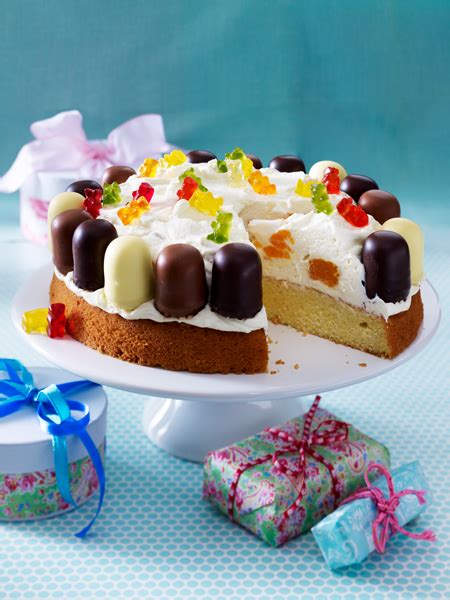 Geburtstagskuchen dekoriert mit bunten geleebonbons. Kuchen für Kindergeburtstag - kinderleicht und kunterbunt