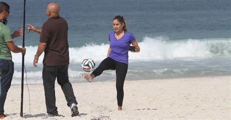 Fernanda maria young de carvalho machado (niterói, 1 de maio de 1970 — paraisópolis, 25 de agosto de 2019) foi uma roteirista, escritora, apresentadora, atriz, autora e diretora brasileira. Fernanda Gentil joga bola durante gravação na Barra da ...