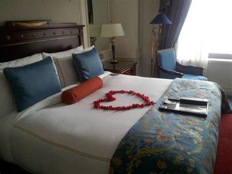 If so, here at onehowto we offer simple tips to decorate a romantic keep reading here at onehowto and discover how to decorate a room for a romantic night, and make sure t leave your partner amazed. Anniversary bedroom decorations by hotel staff - Picture ...