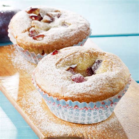 Man muss sich nur trauen, das scheinbar außergewöhnliche öfter mal in die hand zu nehmen. Maismehl-Muffins mit Zwetschgen | Rezept | Kuchen und ...