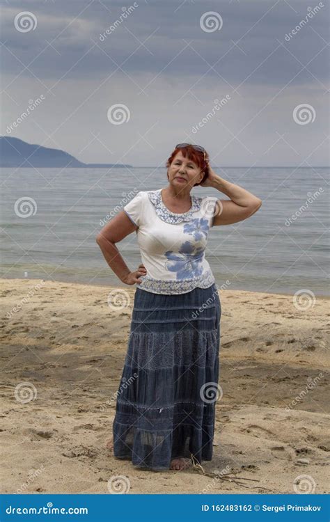 Vackra äldre Kvinnor På Kusten Arkivfoto Bild av sjösida stillhet