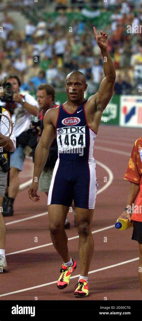 Maurice Greene Usa Celebrates His Win In The Mens 100m Final At The